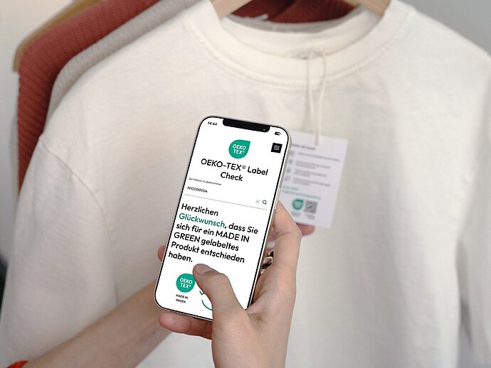 Smartphone mit OEKO-TEX Label Check: Anzeige des Zertifizierungsstatus